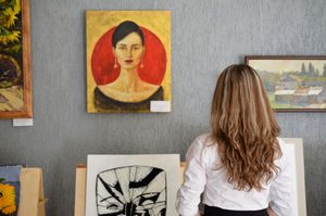 Femme observant des œuvres d’art dans une exposition